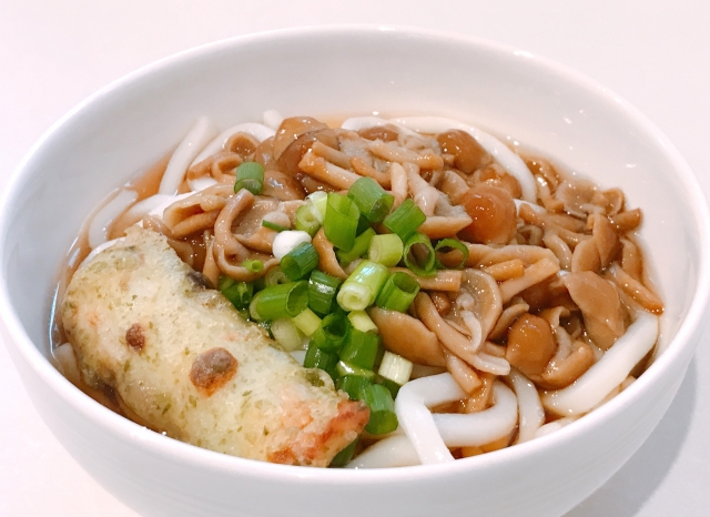 【暑い日におすすめ】うどんのボリュームレシピを5選！お肉系・魚系・ピリ辛系などをピックアップ