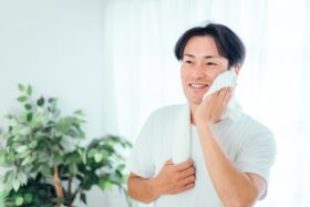 男性が顔が脂っぽくなる原因