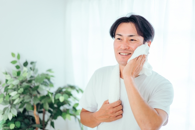 男性が顔が脂っぽくなる原因